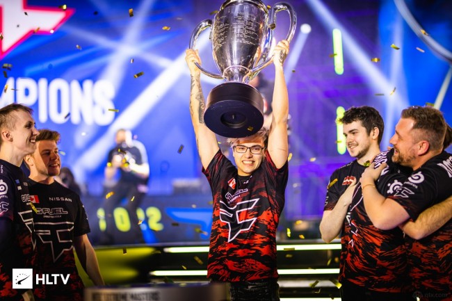 心理战术：如何在牌桌上制造“弱势”假象诱敌深入？（牌桌心理学：装弱诱敌的实战技巧）