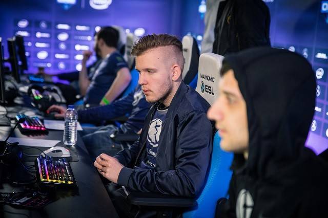 扑克你是不是太想赢（扑克：你是否太过求胜？）