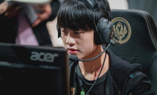 建立你的牌桌形象：如何利用“紧”形象在关键时刻诈唬成功。（塑造牌桌形象：用紧手形象在关键时机成功诈唬）